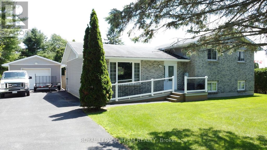 12078 Lakeshore Drive E, South Dundas