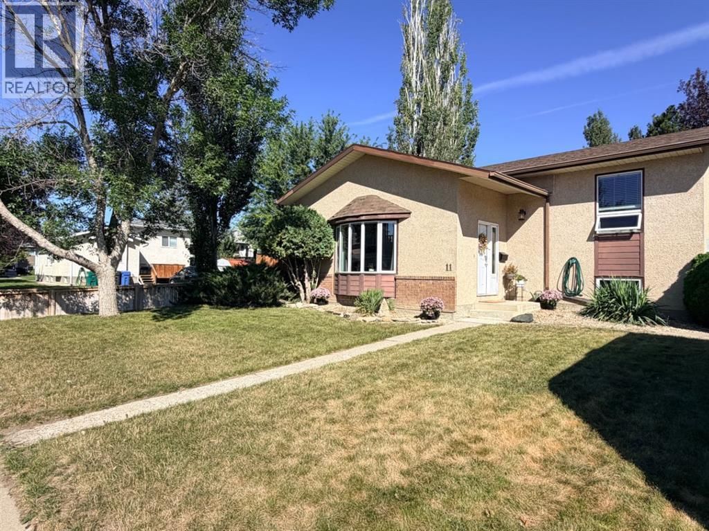 11 Lakhota Crescent W, Lethbridge