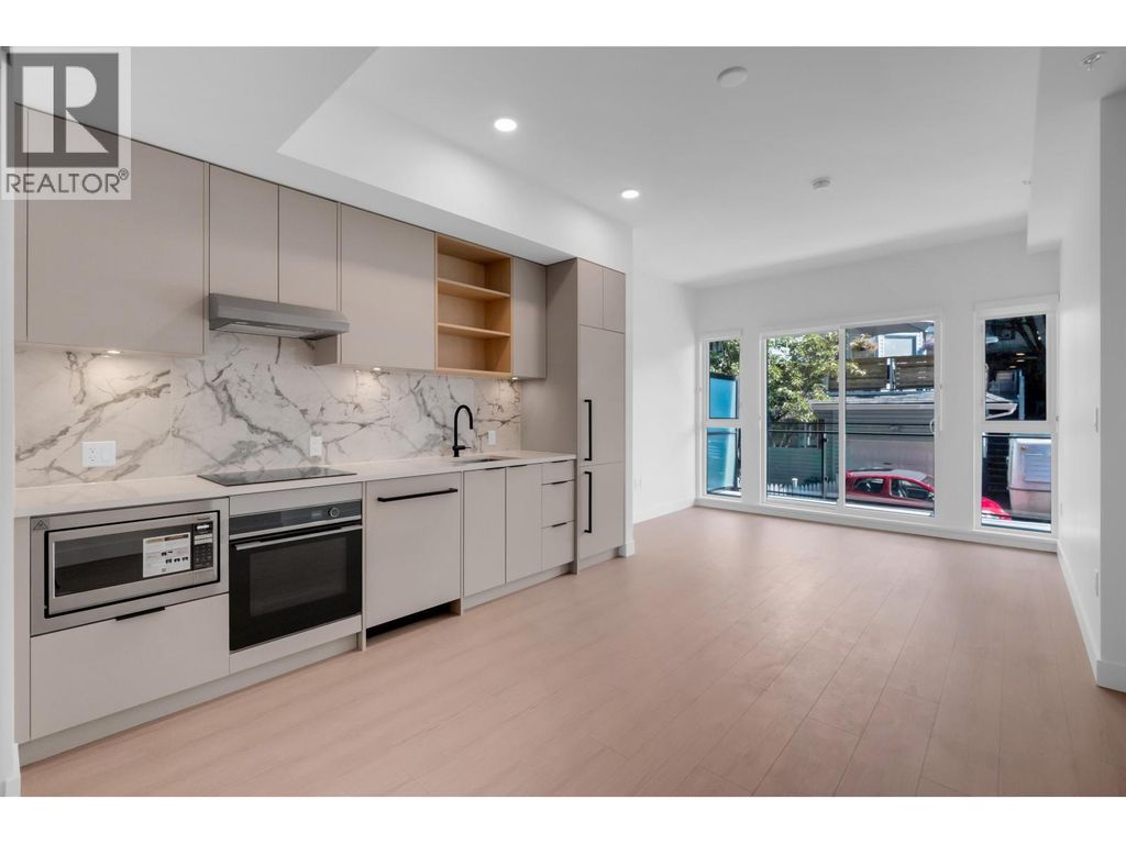 2xx 422 E 3rd Street, North Vancouver