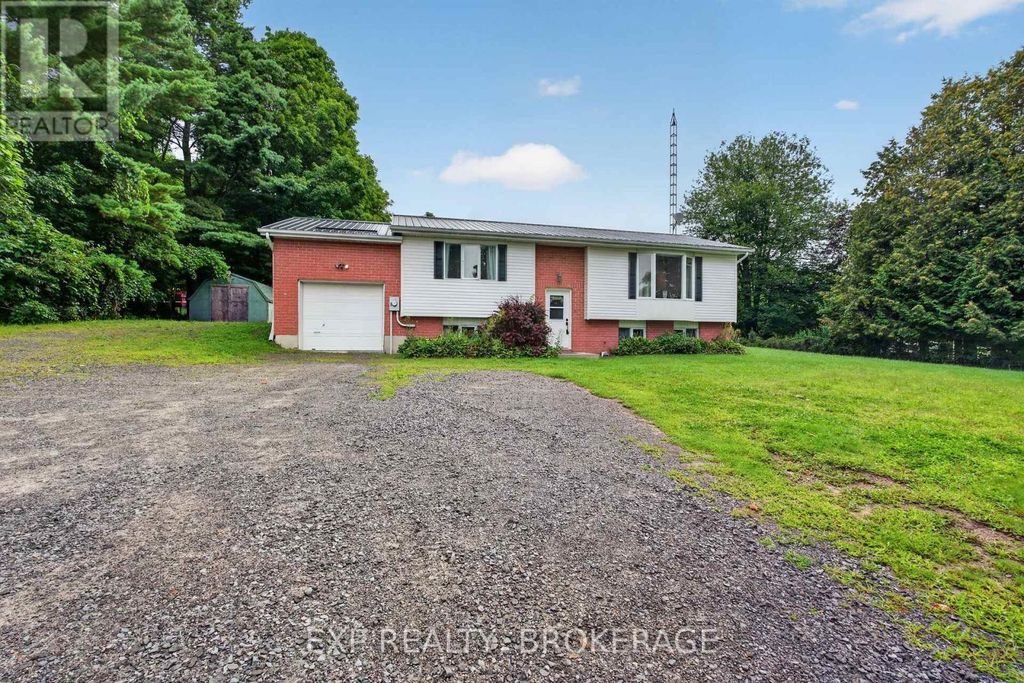 9009 Perth Road, Rideau Lakes