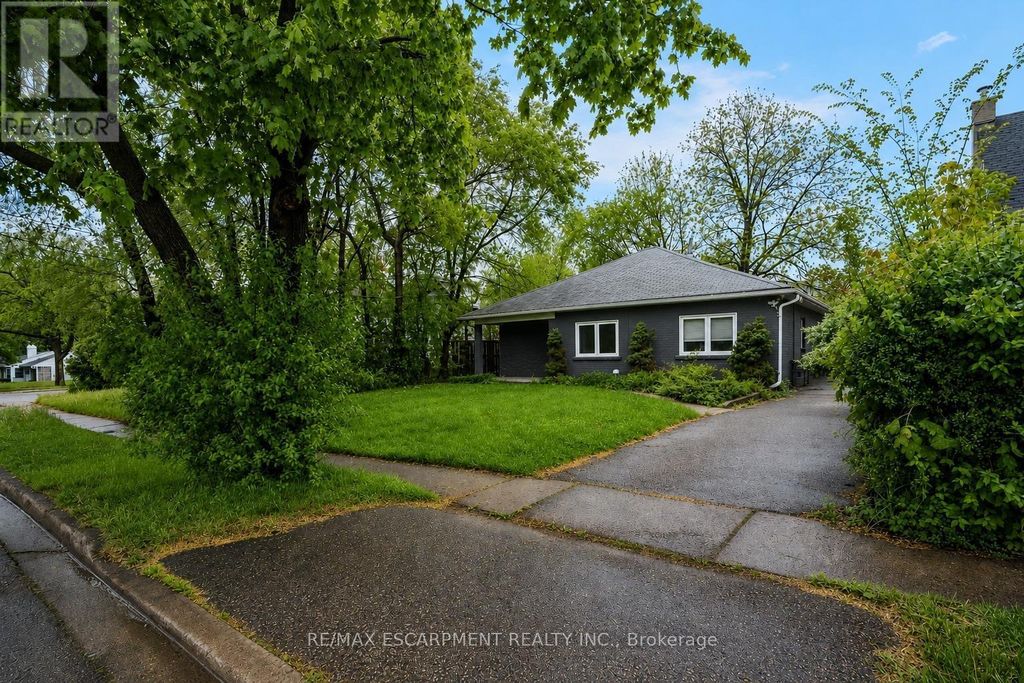 16 Woodward Avenue, Brampton (brampton North)