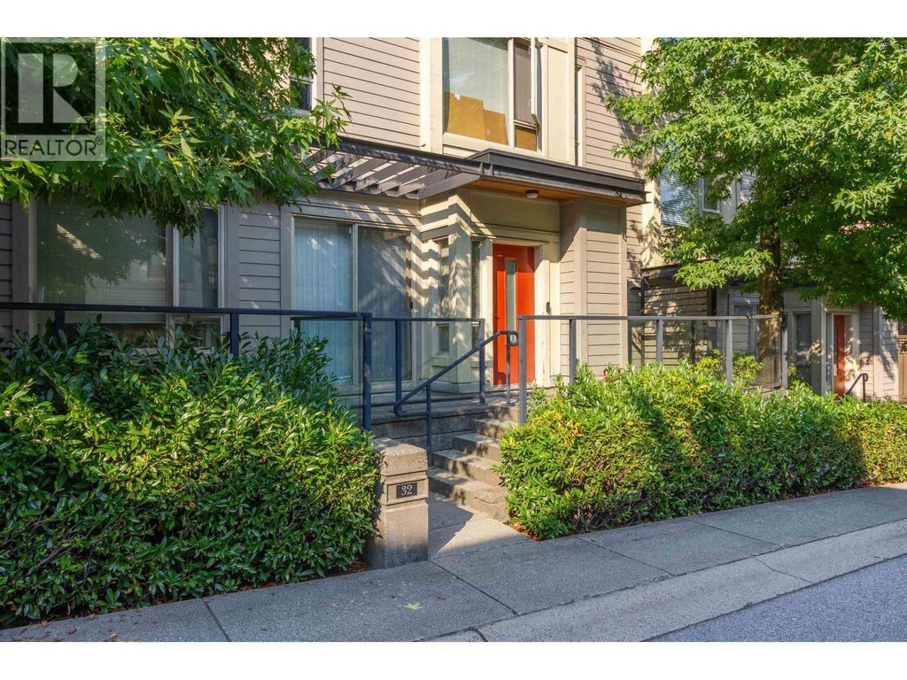 32 9229 University Crescent, Burnaby