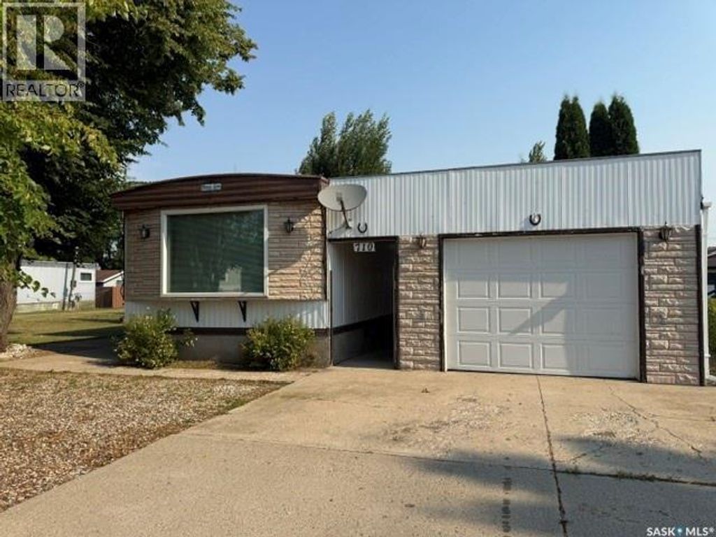 710 5th Avenue W, Melville