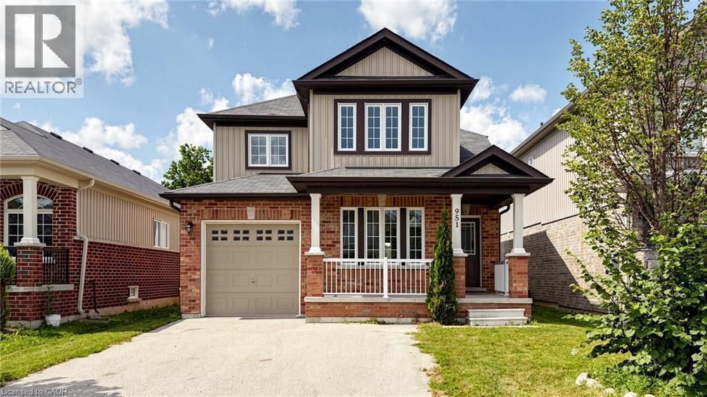 951 Adams Avenue S, Listowel