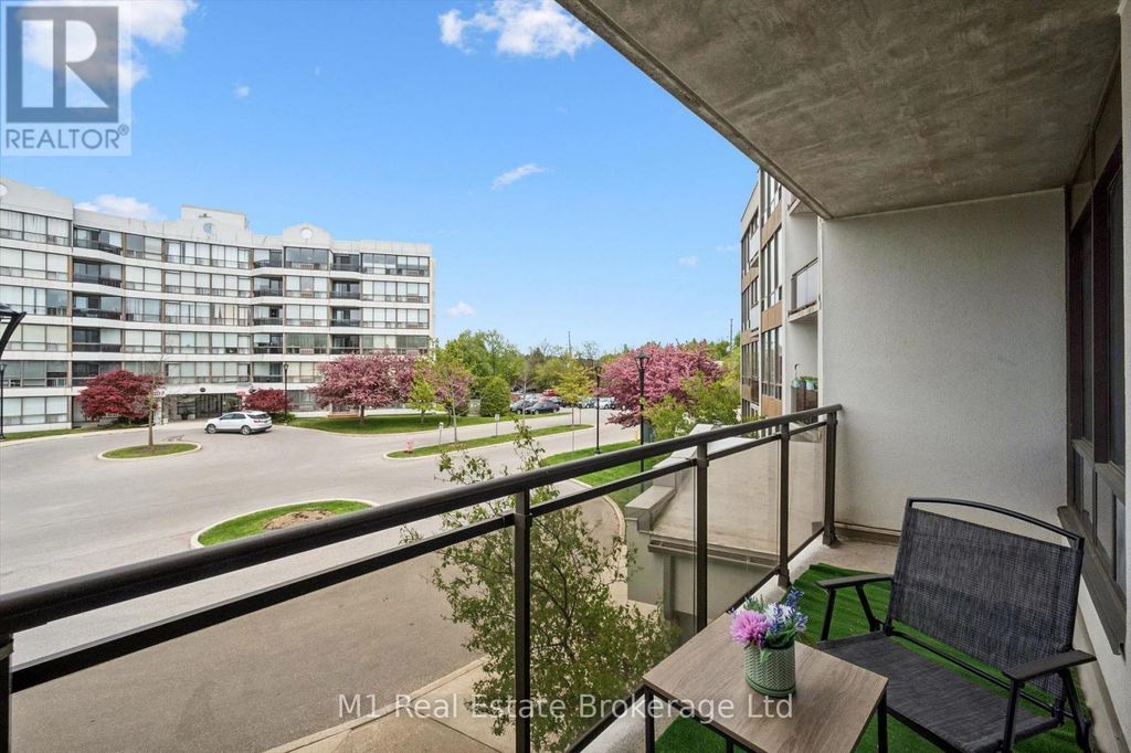 208 - 105 Bagot Street, Guelph (junction/onward Willow)