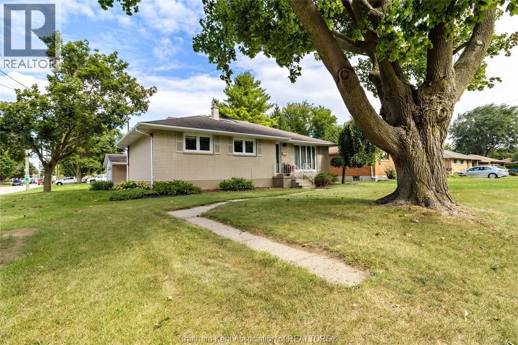 199 Tweedsmuir Avenue East, Chatham