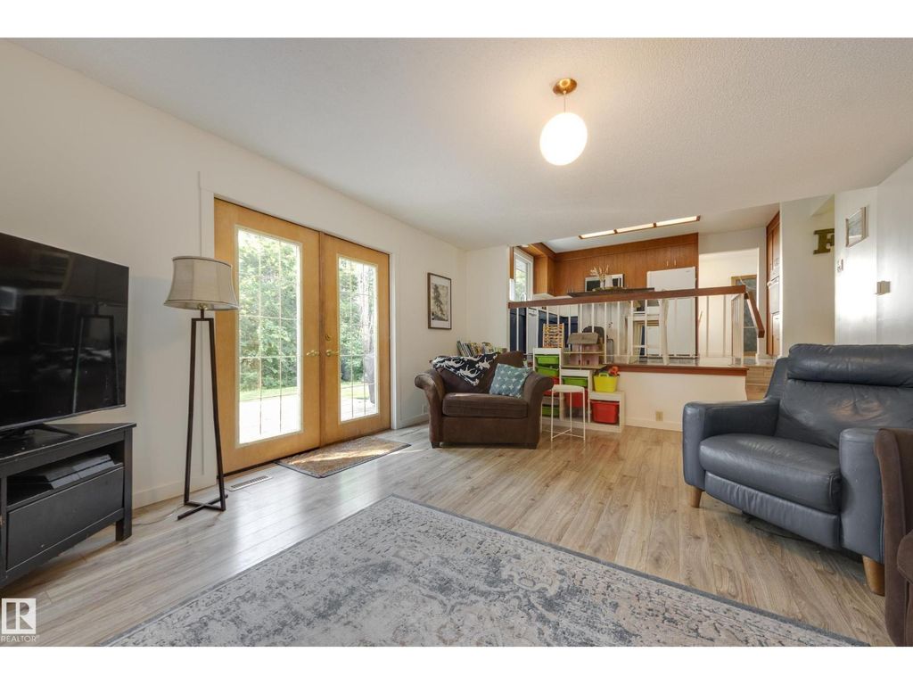 77 Beacon Cr, St. Albert