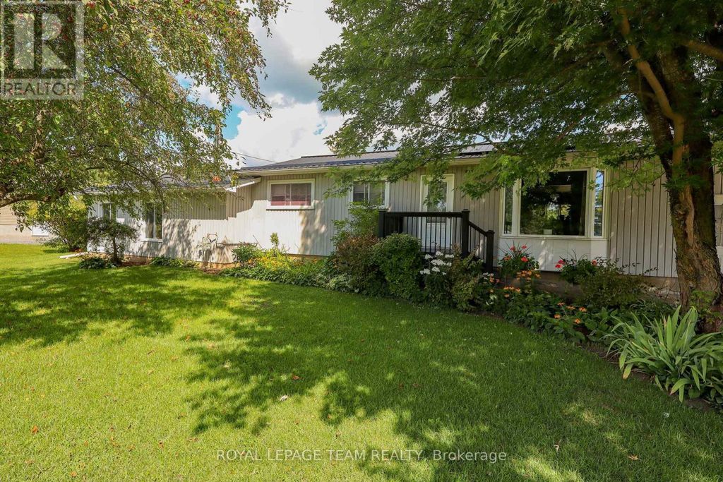 3041 Bridge Street, North Dundas