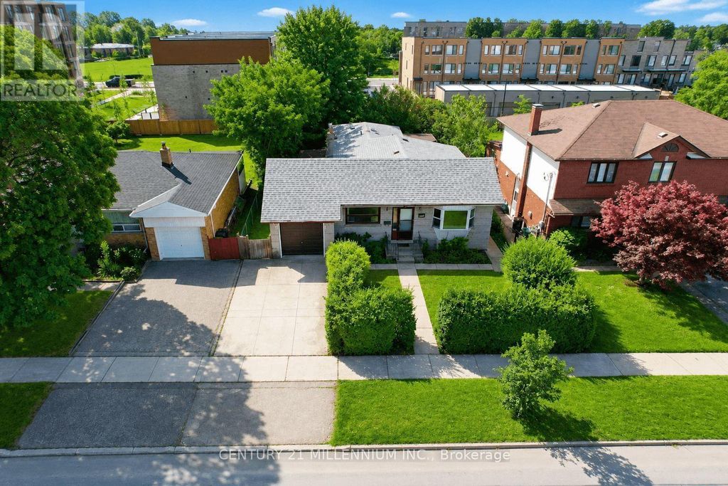 169 Ranee Avenue, Toronto (englemount-Lawrence)