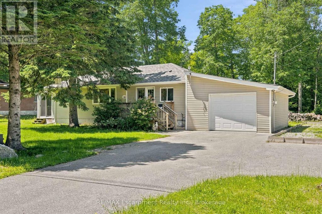 16 Hiawatha Road, Tiny
