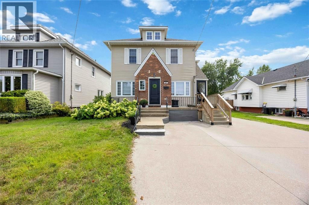 207 Victoria Avenue East, Point Edward