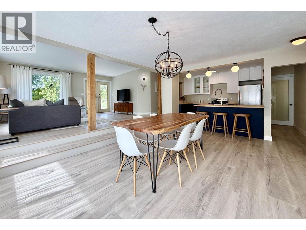 6376 Sunshine Coast Highway, Sechelt