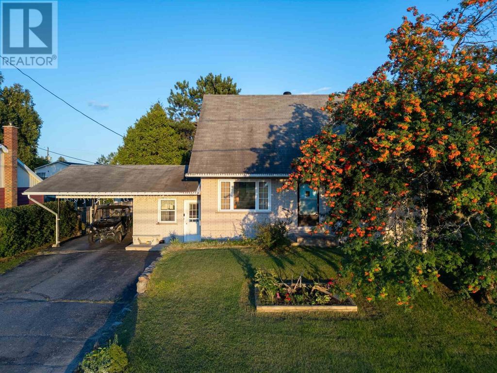 190 Woodward Ave, Blind River