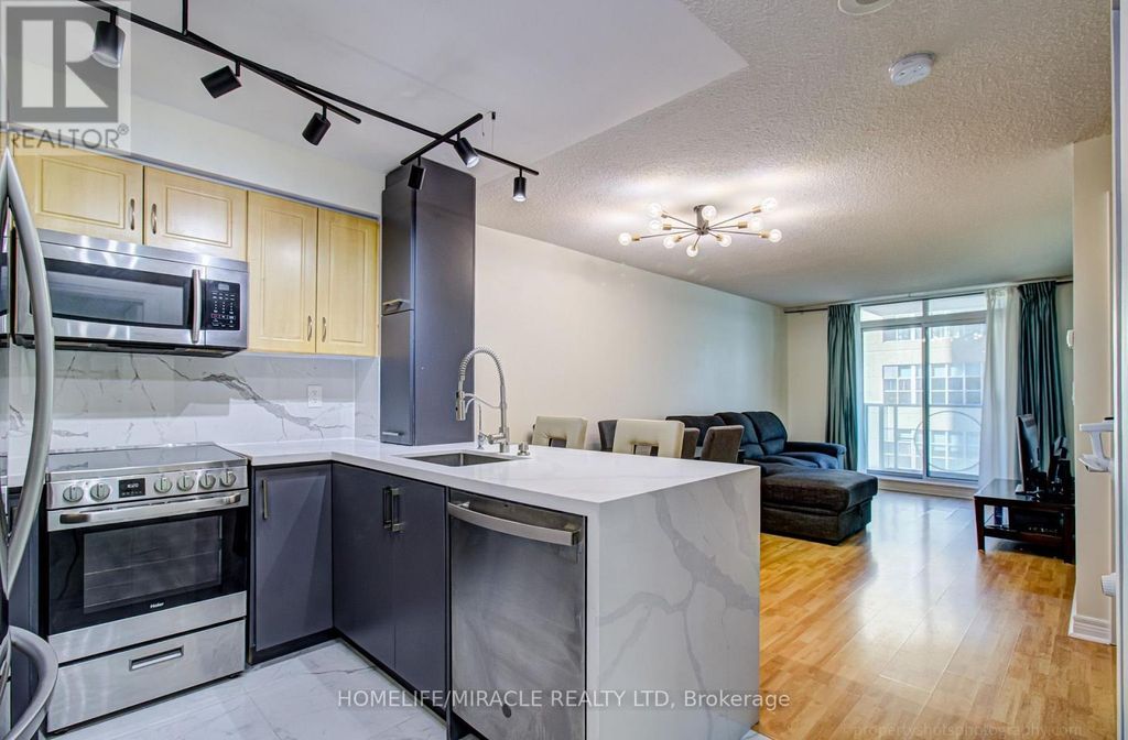 705 - 212 Eglinton Avenue, Toronto (mount Pleasant East)