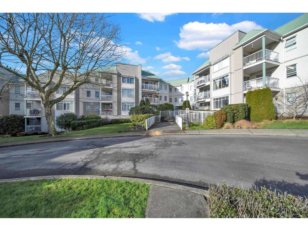 102 9765 140 Street, Surrey