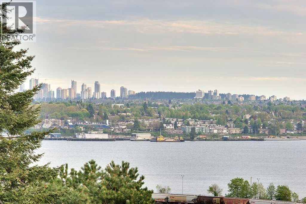 701 145 St Georges Avenue, North Vancouver