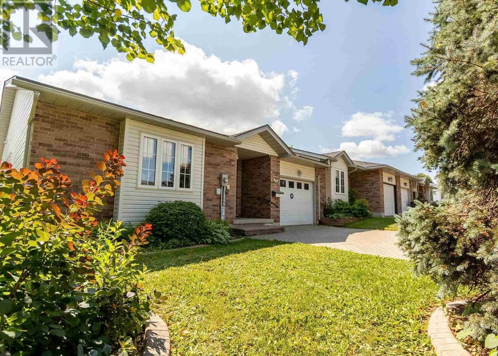 27 Village Ct, Sault Ste. Marie