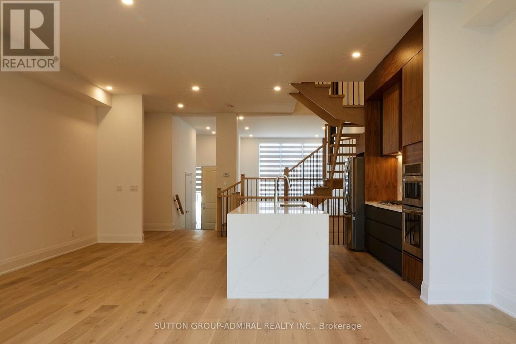 18 Direzze Court, Richmond Hill (mill Pond)