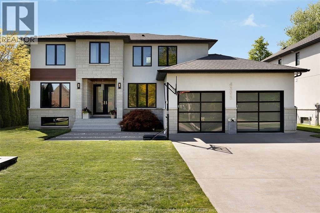 4395 Centre Lake, Windsor