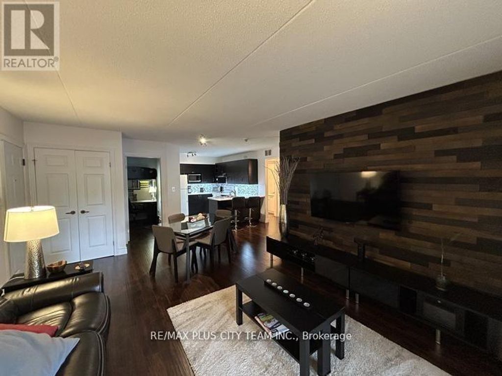 220 - 2030 Cleaver Avenue, Burlington (headon)
