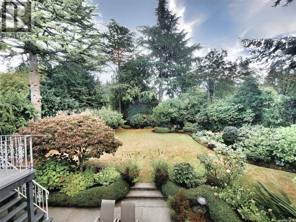 4575 Sumner Pl, Saanich