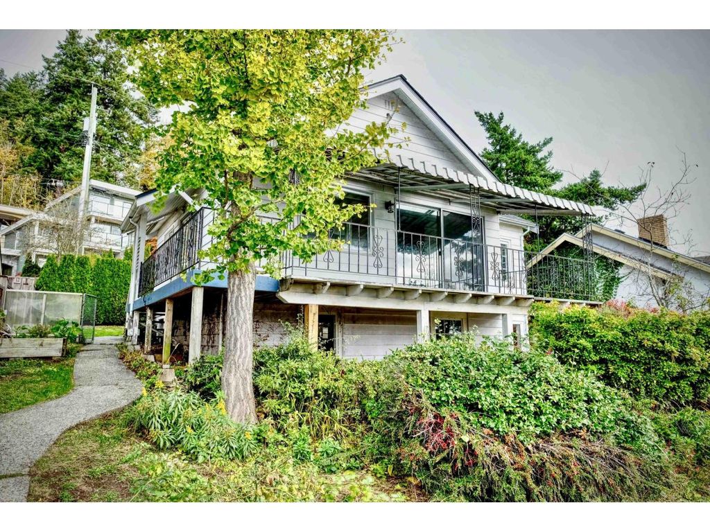 House 14683 West Beach Avenue, White Rock