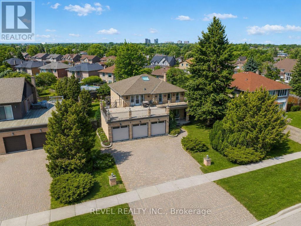 88 Lake Driveway W, Ajax (south West)