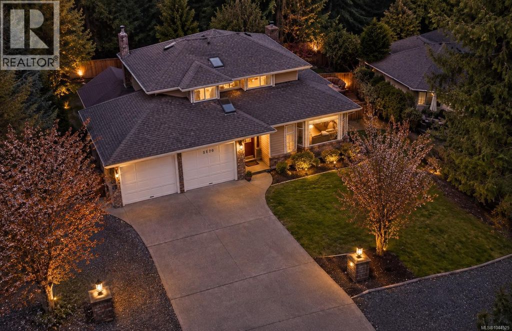 1170 Clubhouse Dr, Qualicum Beach