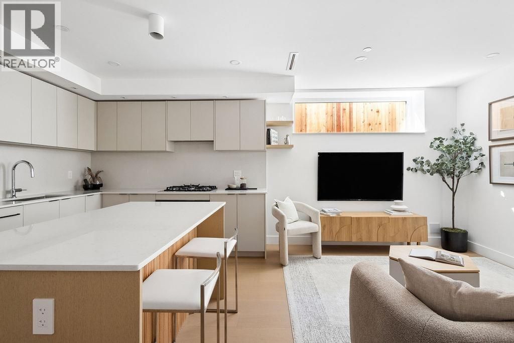 2 2124 E 8 Avenue, Vancouver