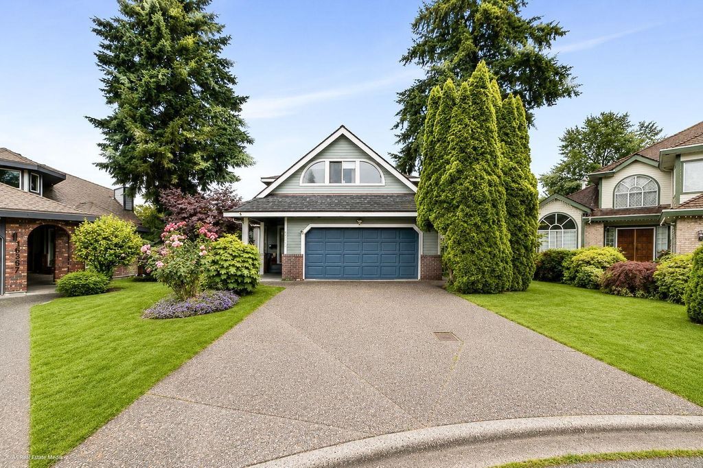 Upper 16375 Middleglen Place, Surrey