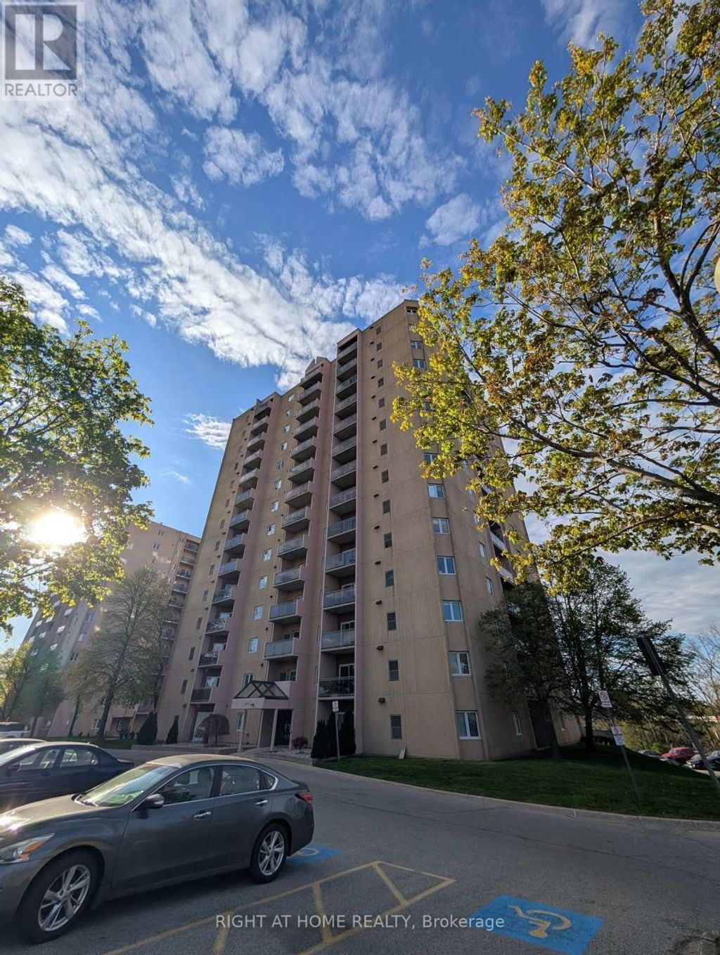 408 - 860 Commissioners Road E, London South (south H)