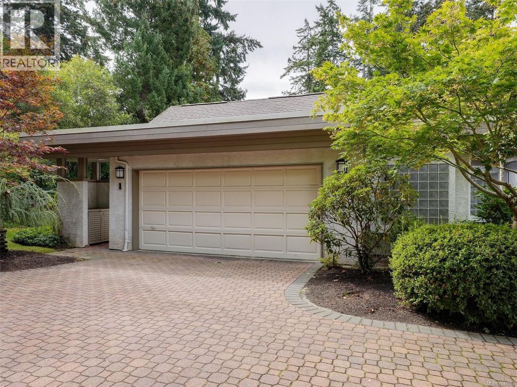 1 928 Bearwood Lane, Saanich