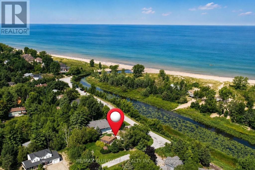 9997 Edward Street, Lambton Shores (port Franks)