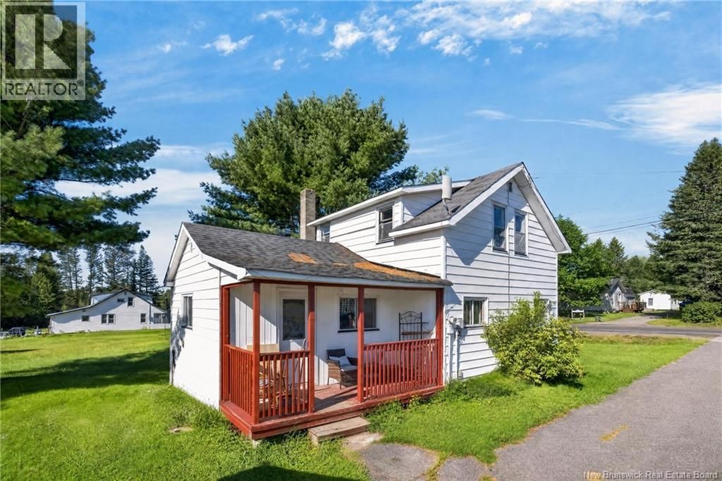 5492 Route 8, Astle
