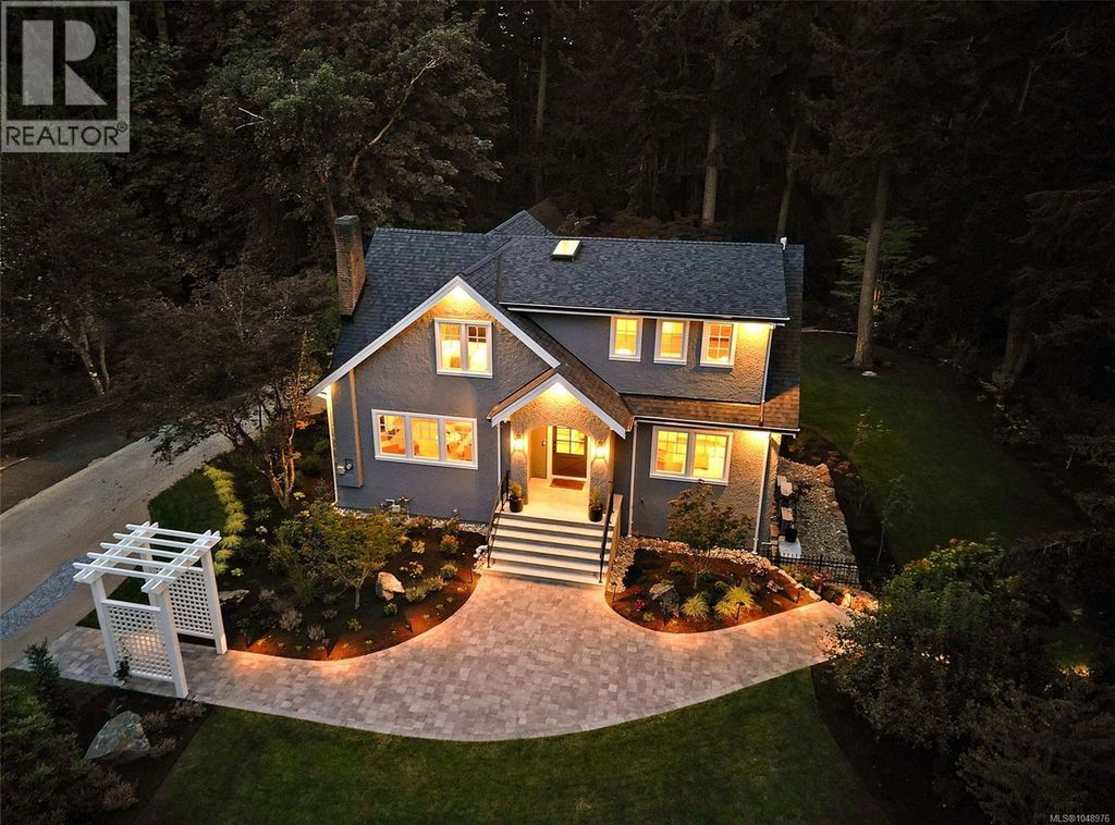 2535 Queenswood Dr, Saanich