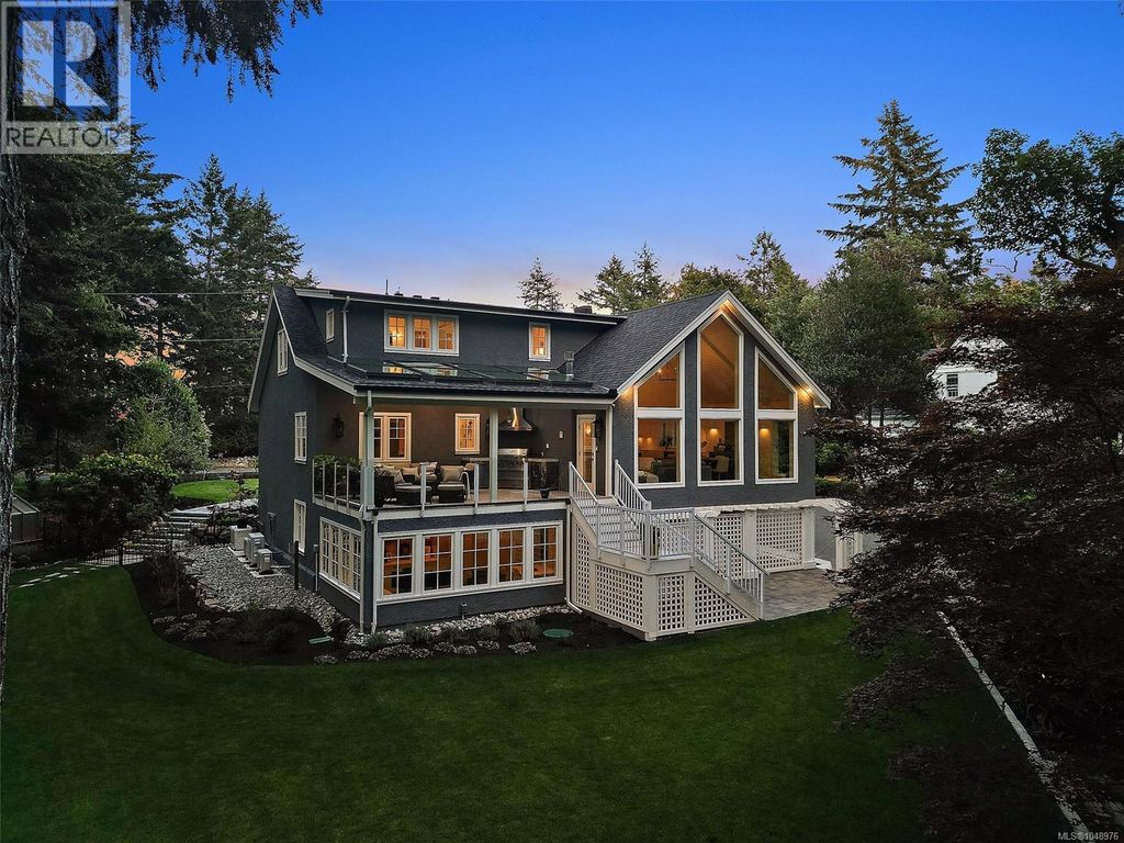 2535 Queenswood Dr, Saanich