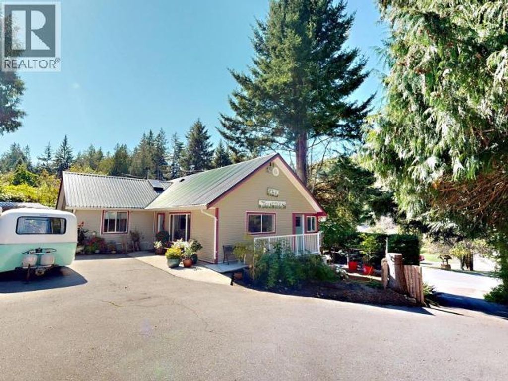 5836 Mowat Ave, Powell River