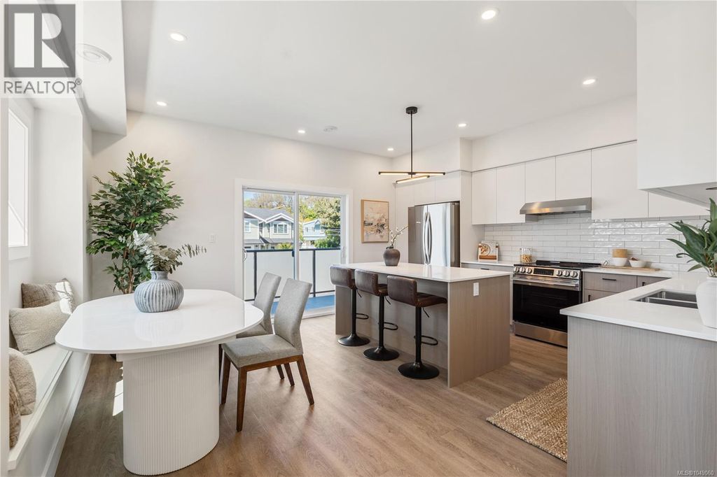 2 921 Dale St, Saanich