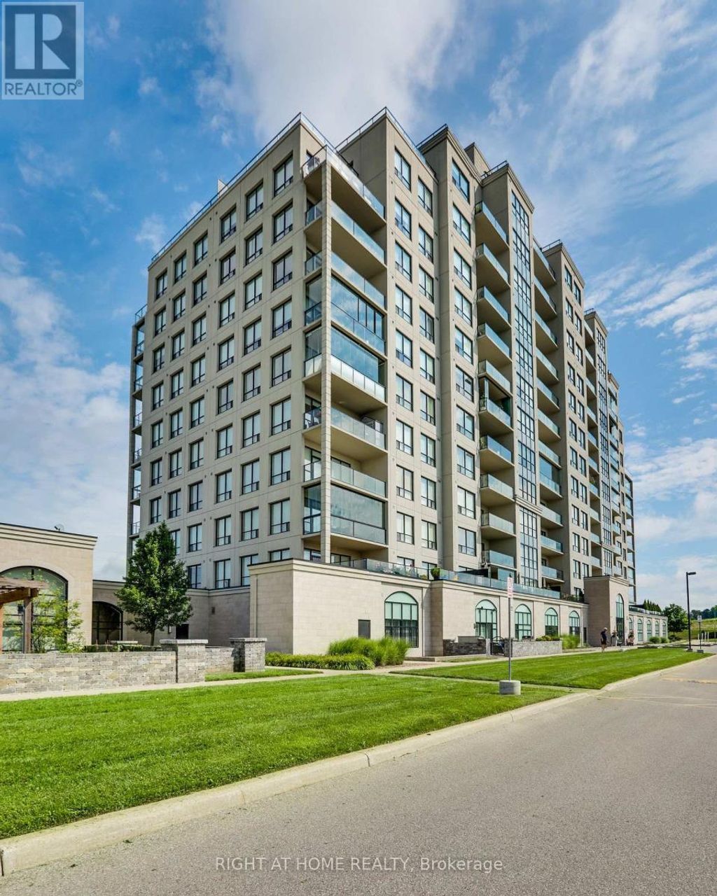 212 - 240 Villagewalk Boulevard, London North (north R)