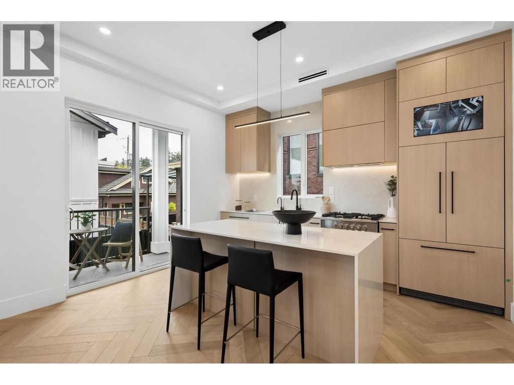 1 3637 E 46th Avenue, Vancouver