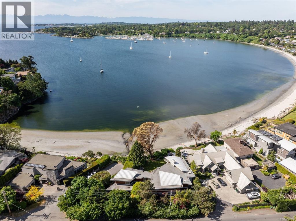 3931 Cadboro Bay Rd, Saanich