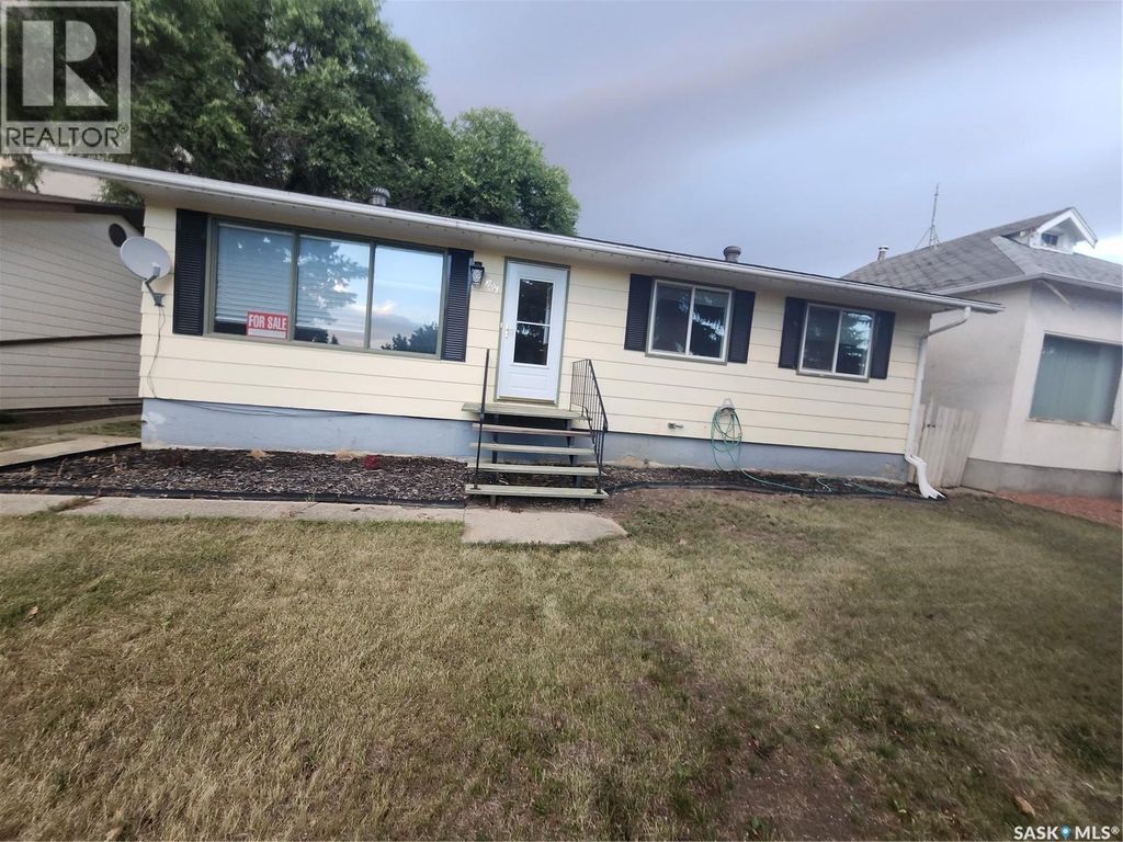 306 3rd Avenue W, Leader