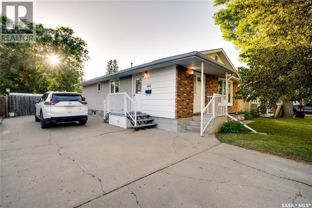 1304 Queen Crescent, Moose Jaw