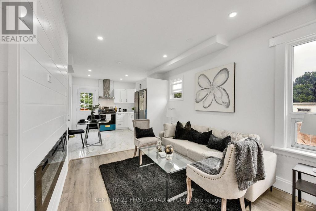 328 Oakland Avenue, London East (east M)