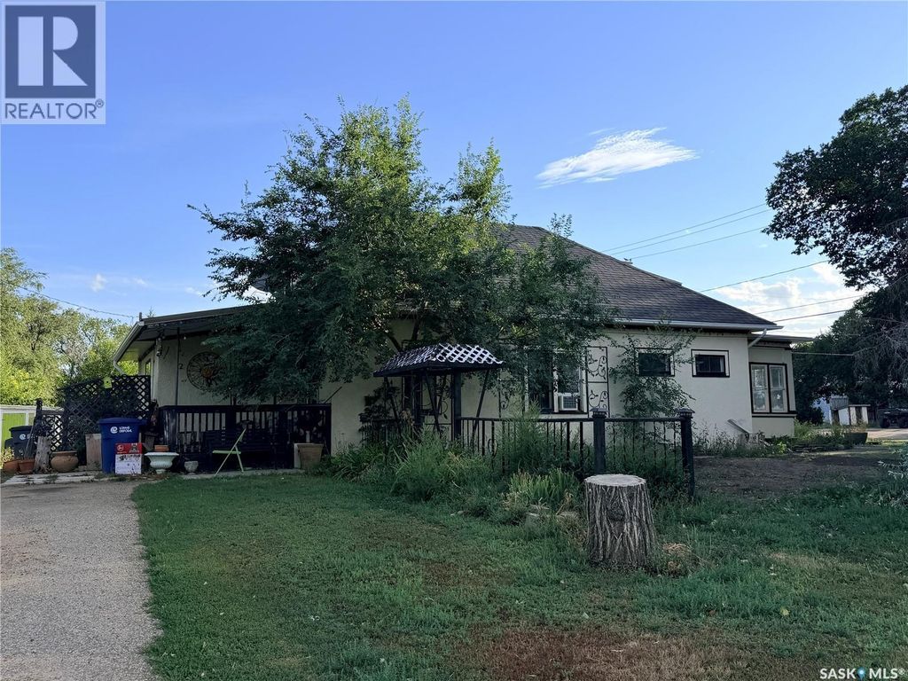 12 3rd Street E, Willow Bunch