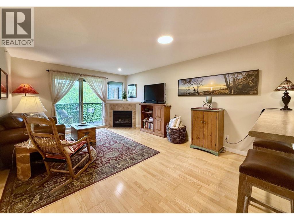 404 5631 Inlet Avenue, Sechelt