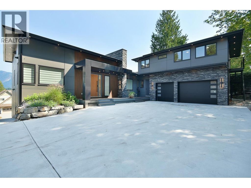 6553-6555 N Gale Avenue, Sechelt