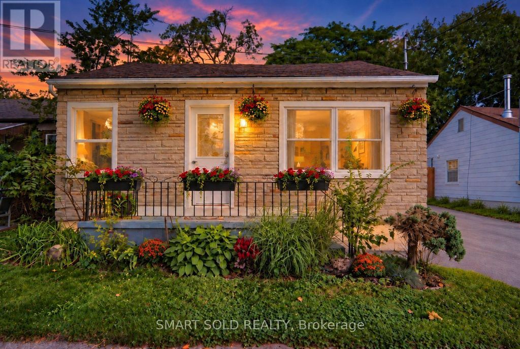 7 Elmwood Avenue, St. Catharines (e. Chester)