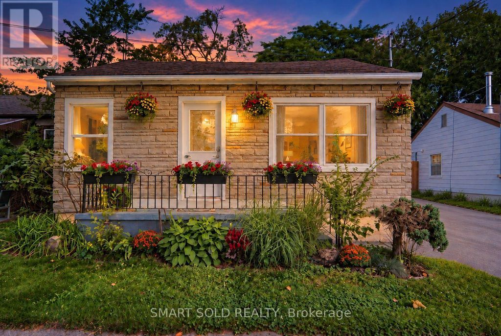 7 Elmwood Avenue, St. Catharines (e. Chester)