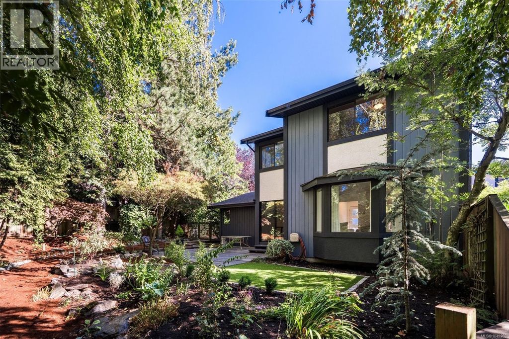 3 1096 Stoba Lane, Saanich